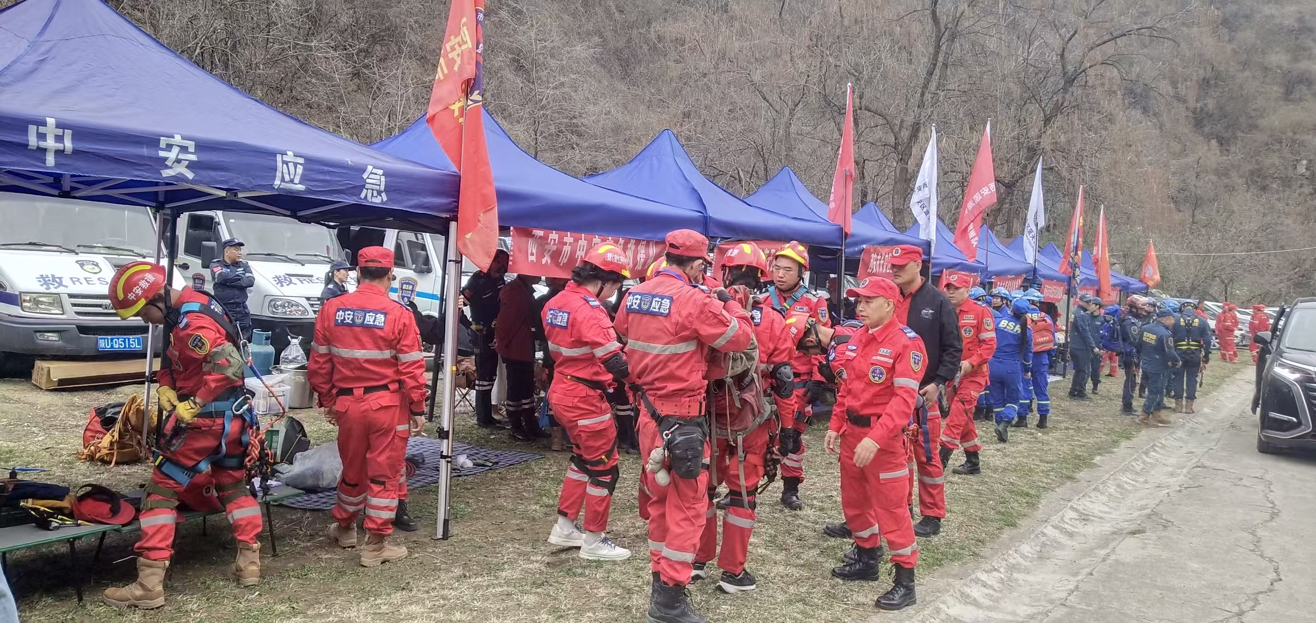 西安市“亮剑2026”山地救援技能比武鸣金    中安应急勇夺榜眼展铁军风采