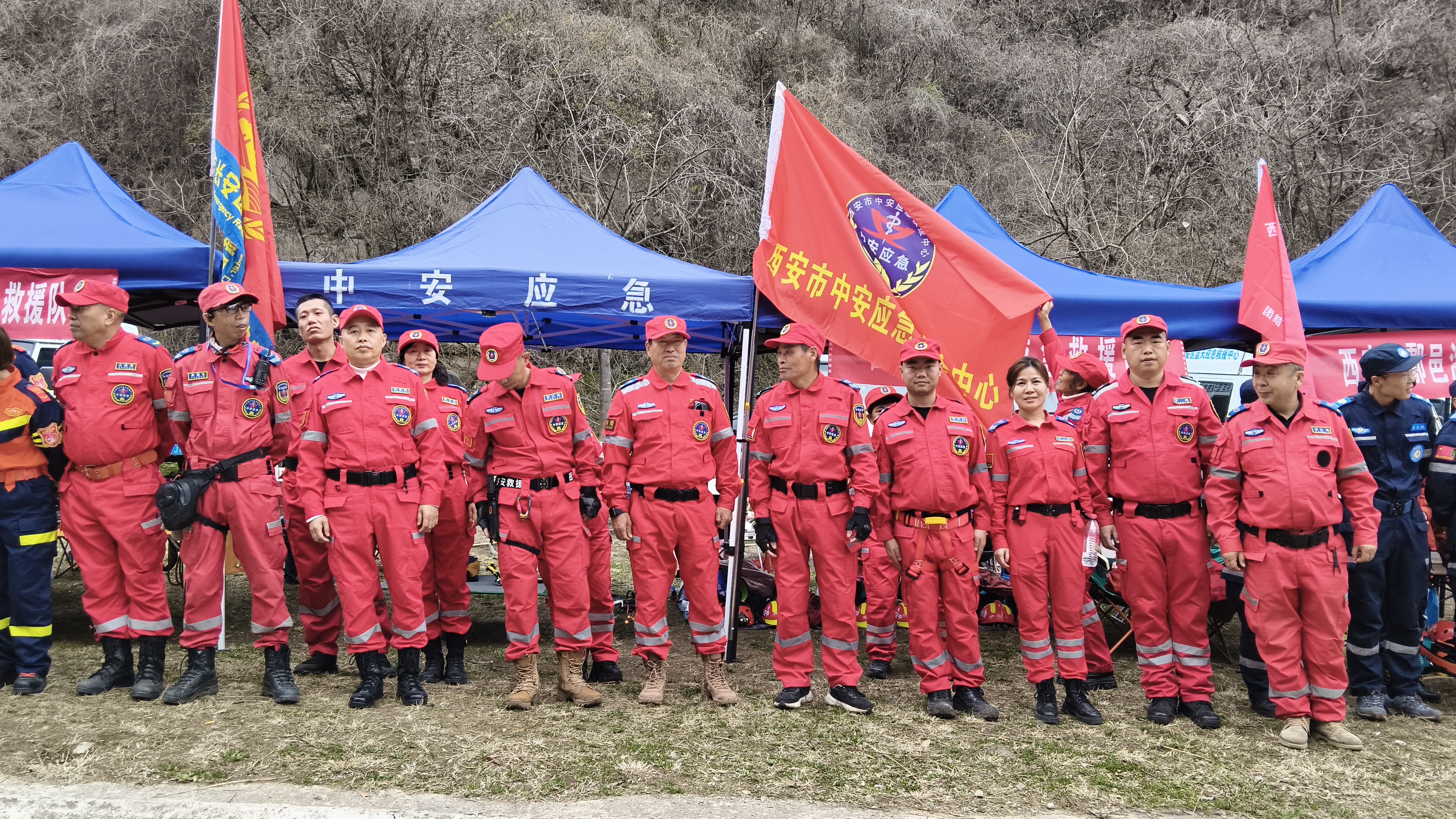 西安市“亮剑2026”山地救援技能比武鸣金    中安应急勇夺榜眼展铁军风采
